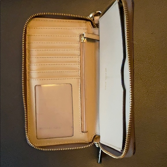 Michael Kors Jet Set Wallet - Picture 3 of 4